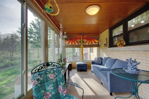 Charming Jefferson City Home: 2 Mi to Downtown!