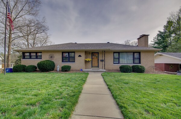 Charming Jefferson City Home: 2 Mi To Downtown! - Jefferson City, MO