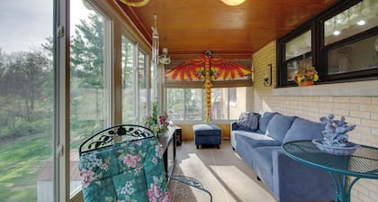 Charming Jefferson City Home: 2 Mi to Downtown!
