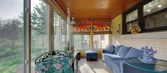 Charming Jefferson City Home: 2 Mi to Downtown!