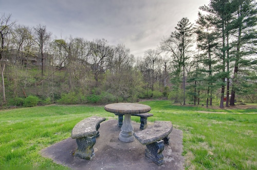 Charming Jefferson City Home: 2 Mi to Downtown!