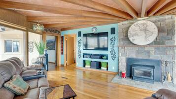 House (4 Bedrooms) | Living area | TV, fireplace