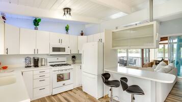 House (3 Bedrooms) | Private kitchen | Microwave, oven, stovetop, dishwasher