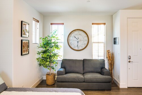 3 Mi to Golf & Shopping: Cozy Roseville Studio