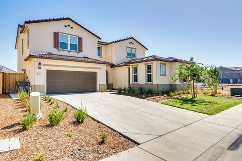 3 Mi to Golf & Shopping: Cozy Roseville Studio