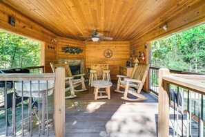 House (2 Bedrooms) | Interior - Broken Bow Rental Cabin w/ Hot Tub & Bar (Broken Bow)