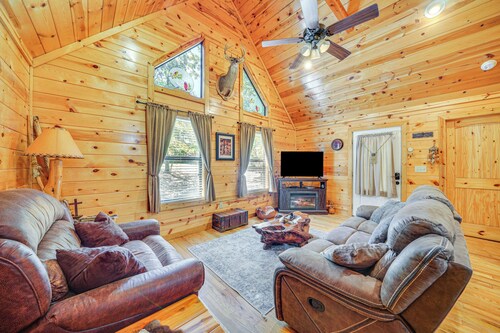 Broken Bow Rental Cabin w/ Hot Tub & Bar