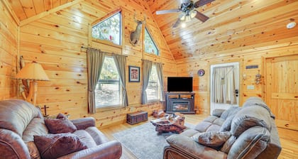 Broken Bow Rental Cabin w/ Hot Tub & Bar