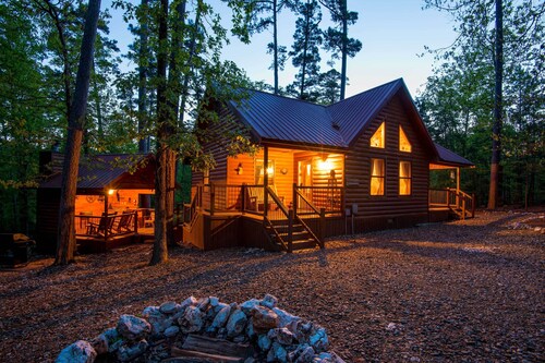 Broken Bow Rental Cabin w/ Hot Tub & Bar