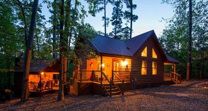 Broken Bow Rental Cabin w/ Hot Tub & Bar