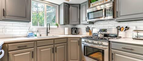 House (5 Bedrooms) | Interior