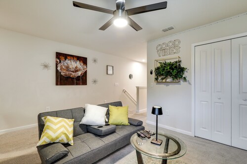 Brandon Duplex w/ Screened-in Porch & Pool Table!