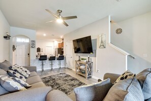 Apartment (2 Bedrooms) | Interior - Brandon Duplex w/ Screened-in Porch & Pool Table! (Brandon)
