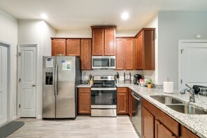 Apartment (2 Bedrooms) | Interior - Brandon Duplex w/ Screened-in Porch & Pool Table! (Brandon)