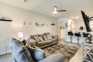 Apartment (2 Bedrooms) | Interior - Brandon Duplex w/ Screened-in Porch & Pool Table! (Brandon)