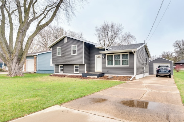 House (3 Bedrooms) | Interior - Clear Lake Vacation Home Rental - Pet Friendly! (Clear Lake)