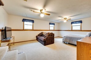 House (3 Bedrooms) | Interior - Clear Lake Vacation Home Rental - Pet Friendly! (Clear Lake)