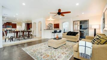 House (5 Bedrooms) | Living area | TV