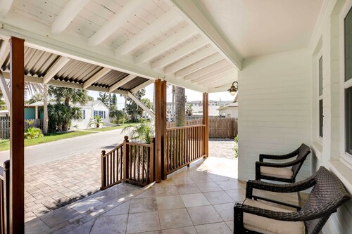 St Augustine Cottage w/ Fire Pit - Walk to Pier!