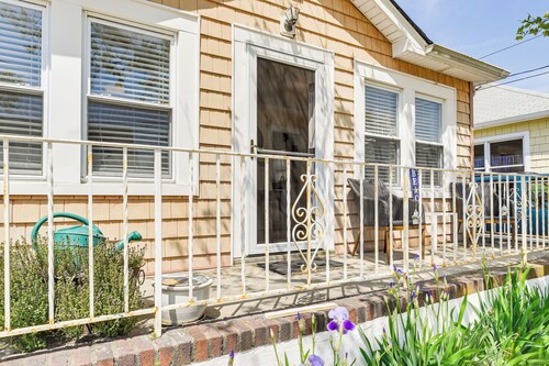 Point Lookout Cottage - Walk to Beach!