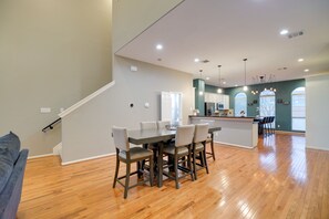 Dining - Houston Townhome By George Brown Convention Center (Houston)
