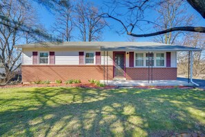 Interior - Deck & Grill: Convenient Home in Hummelstown (Hershey)