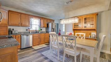 House (5 Bedrooms) | Interior