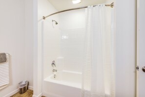 Interior - Charming Patterson Condo w/ Grilling Stations (Patterson)