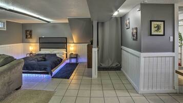 Meja kerja, ruang kerja ramah laptop, dan setrika/meja setrika