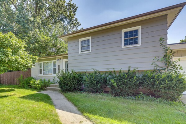 A single-story house with a front porch, a small front yard, and a wooden fence. - Portage Studio: 11 Miles to Indiana Dunes! (Portage)