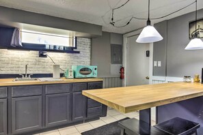 Dining - Portage Studio: 11 Miles to Indiana Dunes! (Portage)