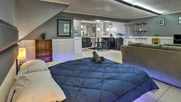 Meja kerja, ruang kerja ramah laptop, dan setrika/meja setrika