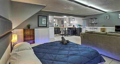 Portage Studio: 11 Miles to Indiana Dunes!