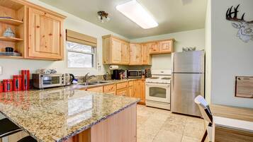Apartment (0 Bedroom) | Private kitchen | Coffee/tea maker, paper towels