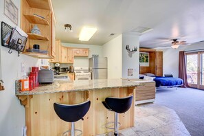 Coffee/tea maker, paper towels - Frazier Park Vacation Rental w/ Game Room & Views! (Frazier Park)