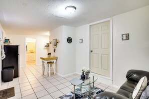 Apartment (1 Bedroom) | Living area | TV - Lakeland Vacation Rental: 38 Mi to Disney! (Lakeland)