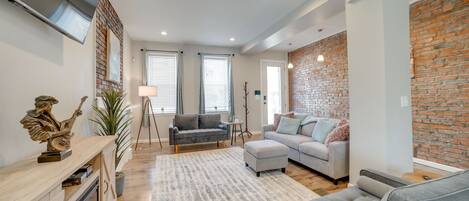 テレビ、暖炉、書庫