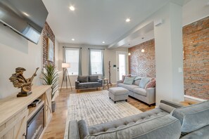 テレビ、暖炉、書庫