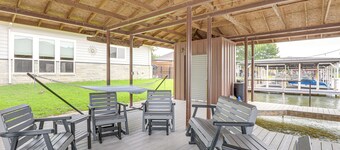 Gorgeous Granbury Lake House w/ Hot Tub & Dock!