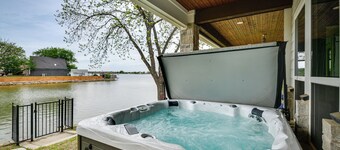 Gorgeous Granbury Lake House w/ Hot Tub & Dock!