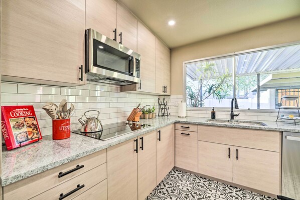 Microwave, oven, stovetop, dishwasher - Arizona Getaway ~ 3 Mi to Old Town Scottsdale (Scottsdale)