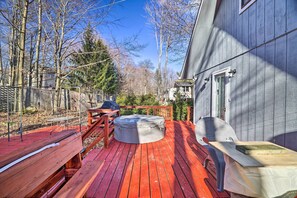 Outdoor dining - Tobyhanna Home Near Kalahari w/ Lake & Pool Access (Tobyhanna)