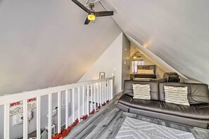 Interior - Tobyhanna Home Near Kalahari w/ Lake & Pool Access (Tobyhanna)