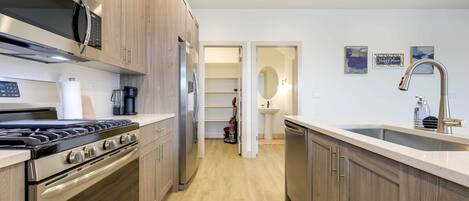 Apartment (3 Bedrooms) | Private kitchen | Microwave, oven, stovetop, dishwasher