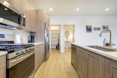 Microondas, horno, placa de cocina, lavavajillas