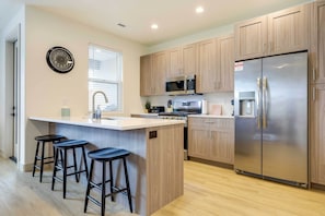 Apartment (3 Bedrooms) | Private kitchen | Microwave, oven, stovetop, dishwasher - Modern Santa Clara Vacation Rental w/ Patio (Santa Clara)
