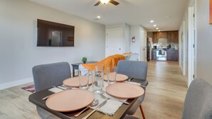 A dining area with a table set for four, a ceiling fan, and a kitchen in the background. - Toquerville Vacation Rental, Near State Parks! (Toquerville)