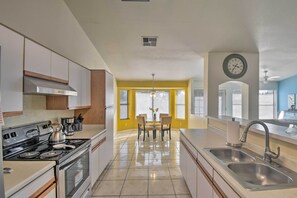 Mikrowelle, Ofen, Herdplatte, Geschirrspüler