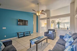 Living area - Modern Glendale Home Near Golfing & Stadiums! (Glendale)
