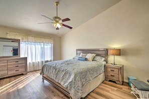 4 bedrooms, iron/ironing board, free cribs/infant beds, bed sheets - Modern Glendale Home Near Golfing & Stadiums! (Glendale)